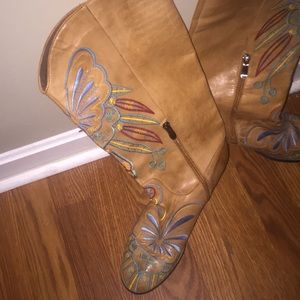 Larista Spring Step  Tan Leather Floral Design
